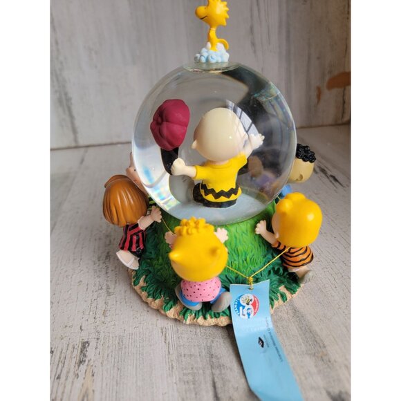 Peanuts Snoopy Our hero Linus Lucy snowglobe Westland xmas - Picture 8 of 9